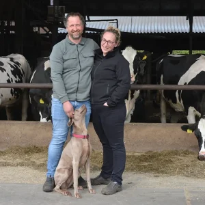 Familie Aardema bij de koeien